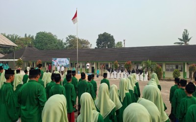 MTsN 1 Bangka Tengah Gelar Upacara Bendera Peringatan Hari Santri Nasional 2026