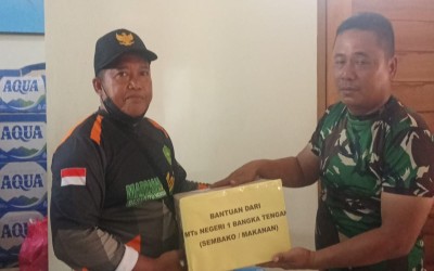 MTsN 1 Bangka Tengah Salurkan Donasi untuk Korban Kebakaran di Dusun Serdang, Bangka Selatan