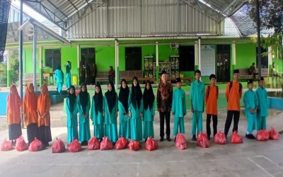 MTsN 1 Bangka Tengah Bagikan Sembako untuk Siswa yang Membutuhkan di Bulan Ramadan