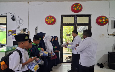 MTsN 1 Bangka Tengah Peduli Kepada Siswa-Siswi Yatim/Piatu